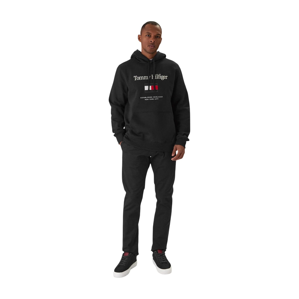 Felpa Tommy Hilfiger uomo nero con cappuccio MW0MW42735. Felpa mezza stagione sostenibile in cotone e poliestere riciclato con tasca a marsupio frontale, coulisse e logo Established 1985 New York City sul petto, abbigliamento casual uomo.