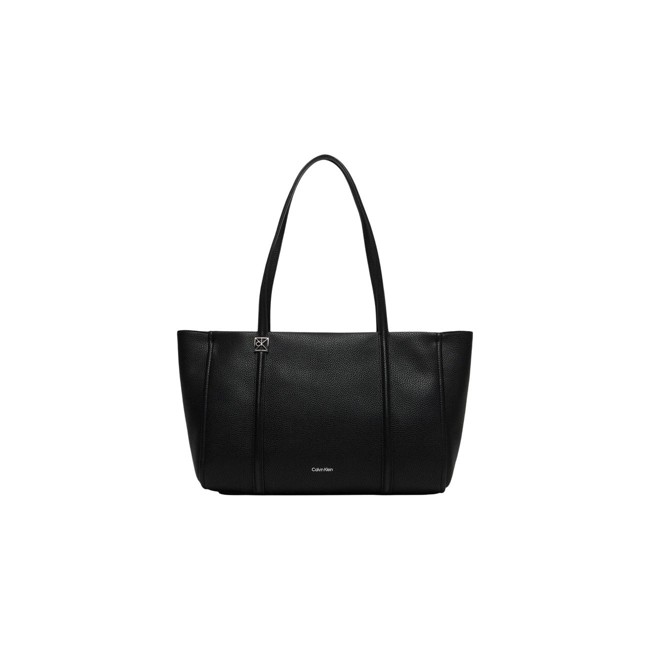 Borsa Tote Calvin Klein Emblem; 100% Poliuretano martellato. Chiusura con zip, doppi manici lunghi, dettagli dorati. Misure 48x25x15 cm. Borsa capiente 4 stagioni, stile casual-business. Vista frontale 