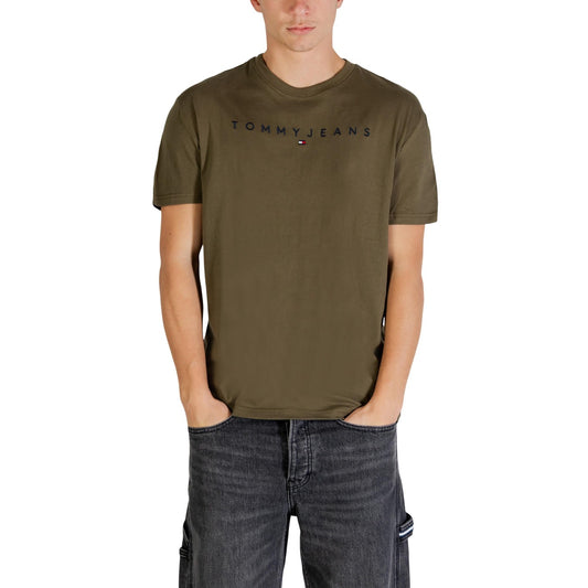 T-shirt Tommy Jeans Linear Logo; 100% Cotone Rigenerato. Regular fit, girocollo, stampa frontale. Maglia uomo eco-friendly, fresca e resistente per outfit quotidiani. Colore verde vista frontale 