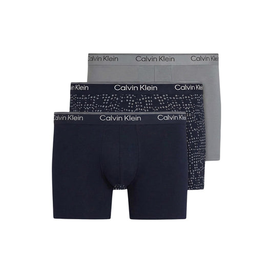 Pack 3 Boxer Brief CK; Grigio, Blu. Microfibra di poliestere riciclato e 12% elastam. Fascia logata iconica, vestibilità aderente, asciugatura rapida. Comfort tecnico per ogni stagione.