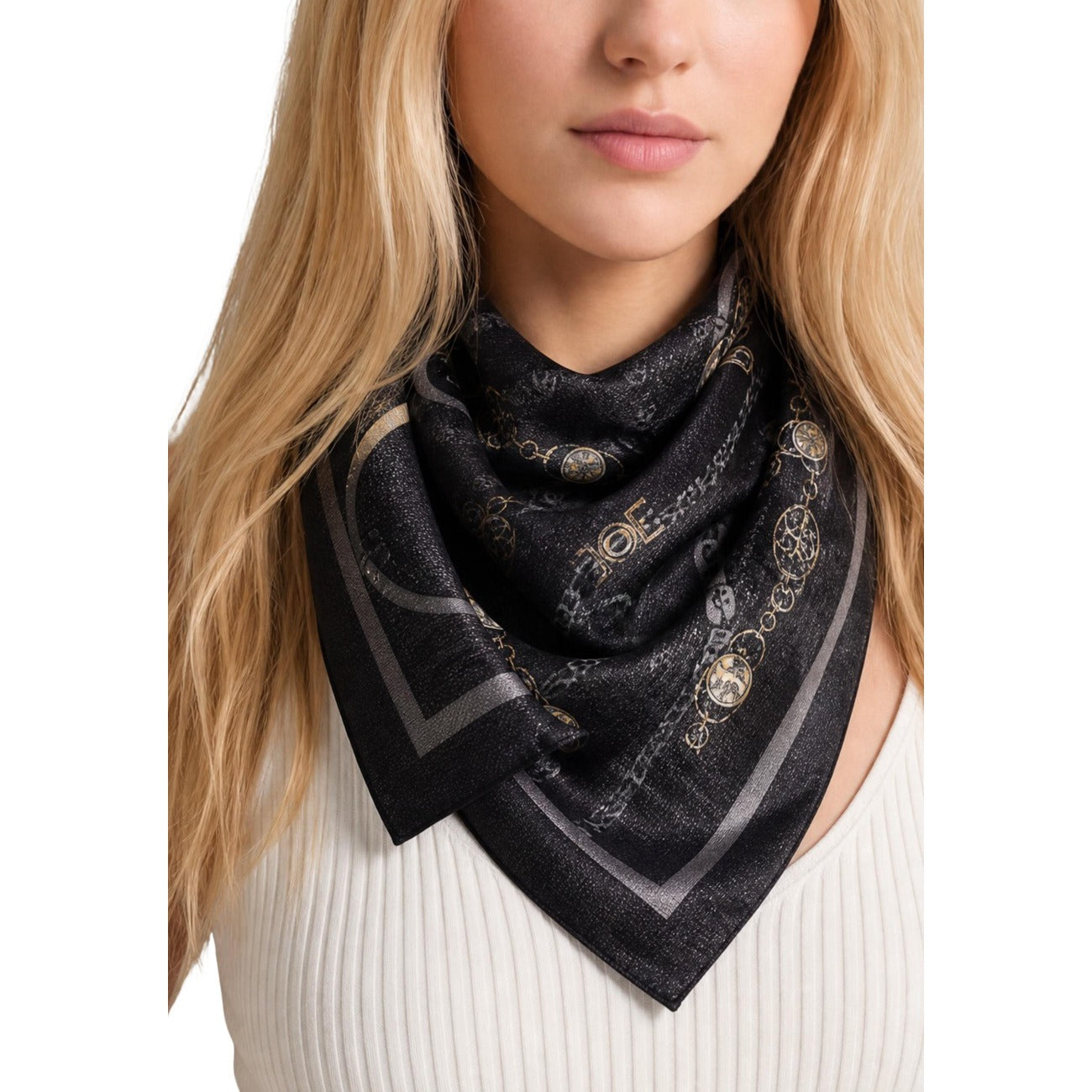 Foulard Rettangolare Stampa Catene Donna Guess; Tessuto 100% viscosa morbida con motivo gioiello ornamentale. Accessorio leggero multifunzione da mezza stagione. Indossato da modella 