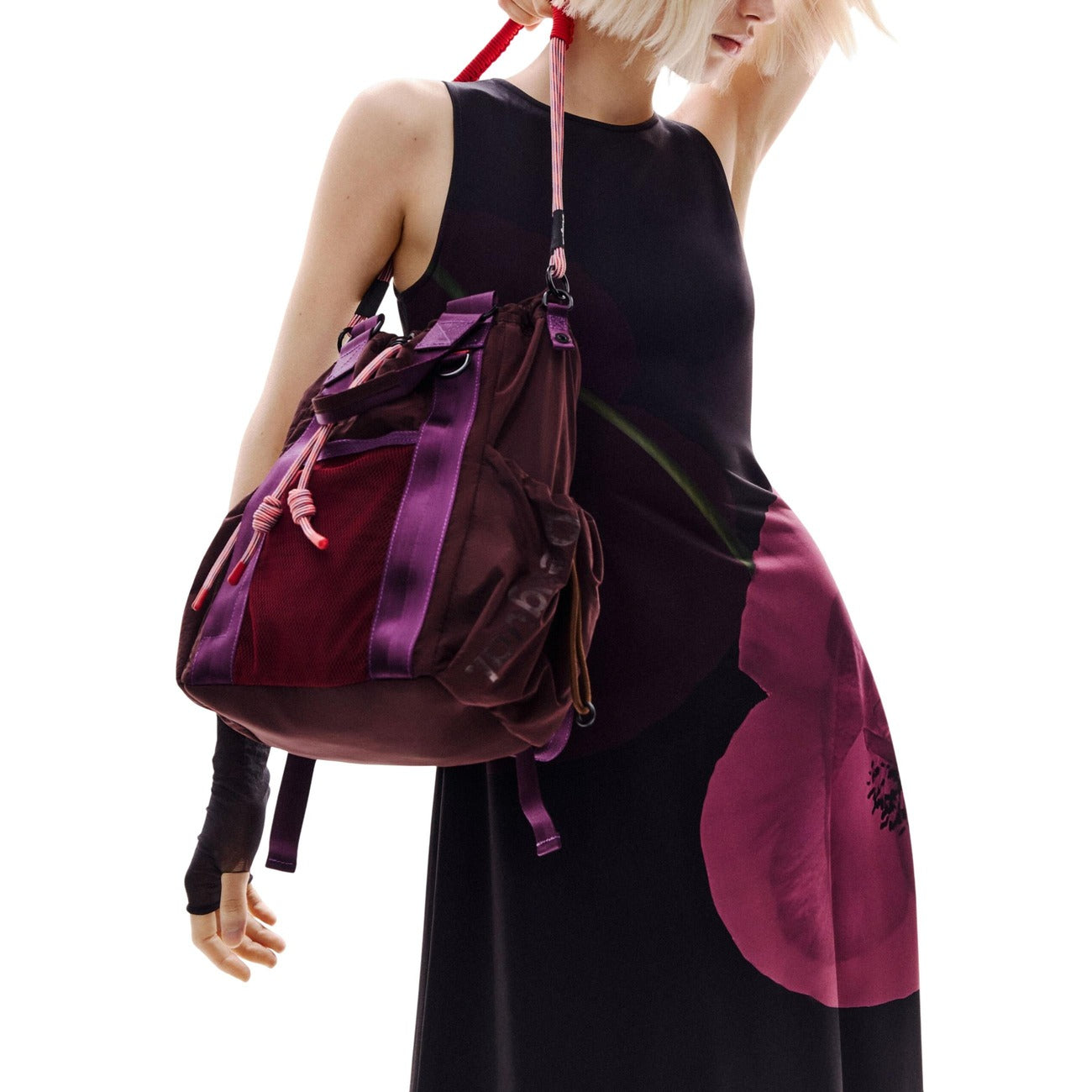 Abito Asimmetrico Desigual; Nero/Multicolore. 94% Poliestere, 6% Elastan. Senza maniche, stampa floreale laterale, chiusura con zip. Vestibilità fluida e leggera, stile SS26. Frontale 