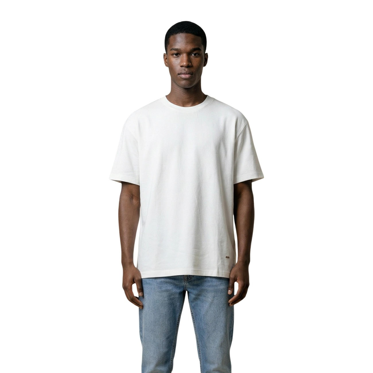 Gianni Lupo GL320SX-S26 Tee; 100% cotone, girocollo, dettaglio sartoriale sull'orlo. La maglia versatile ed essenziale per la stagione Primavera/Estate. Colore bianco vista frontale