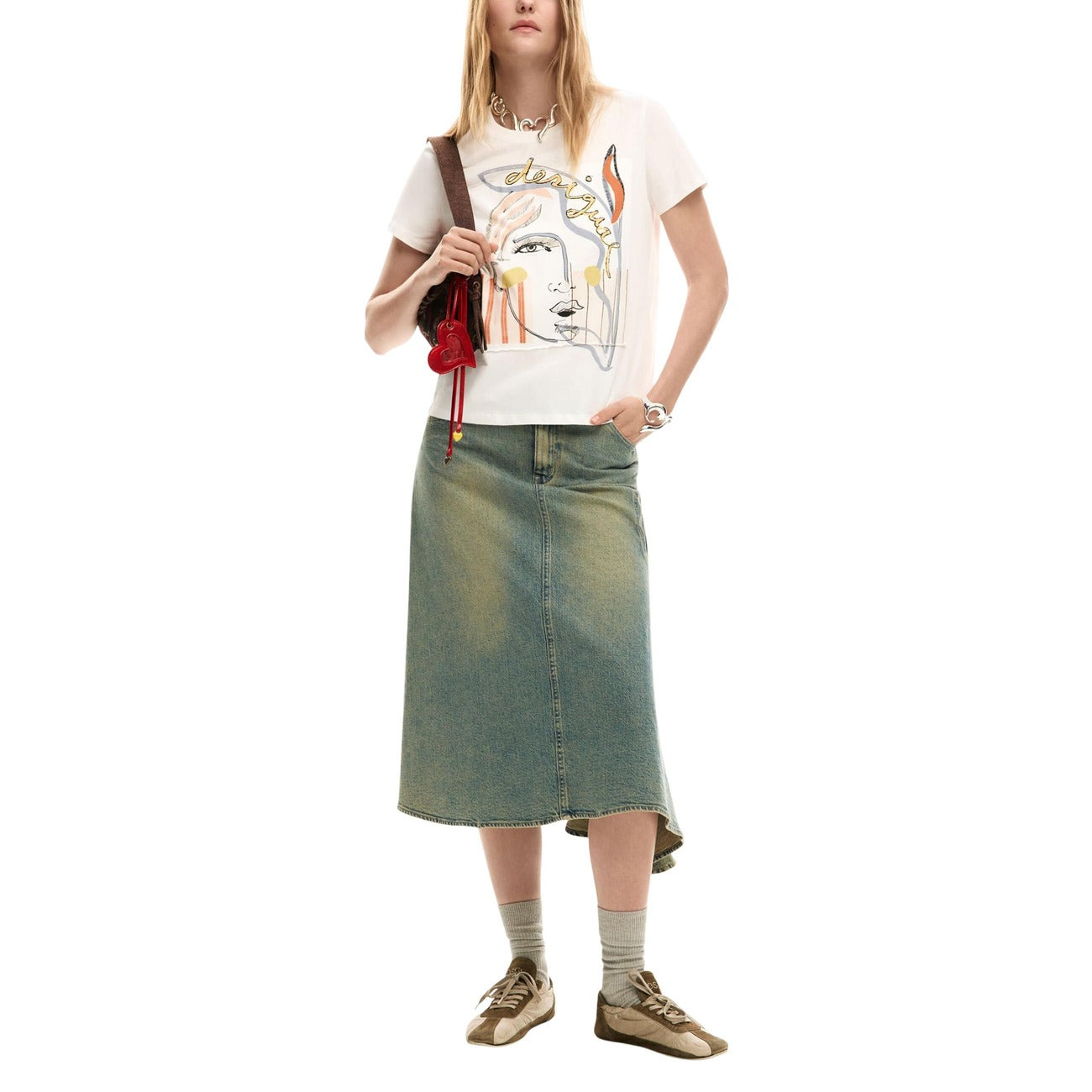 T-shirt Desigual donna bianca con stampa colorata maniche corte - vista frontale indossata da modello figura intera 
