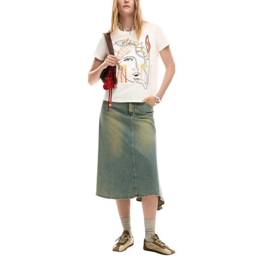 T-shirt Desigual donna bianca con stampa colorata maniche corte - vista frontale indossata da modello figura intera 
