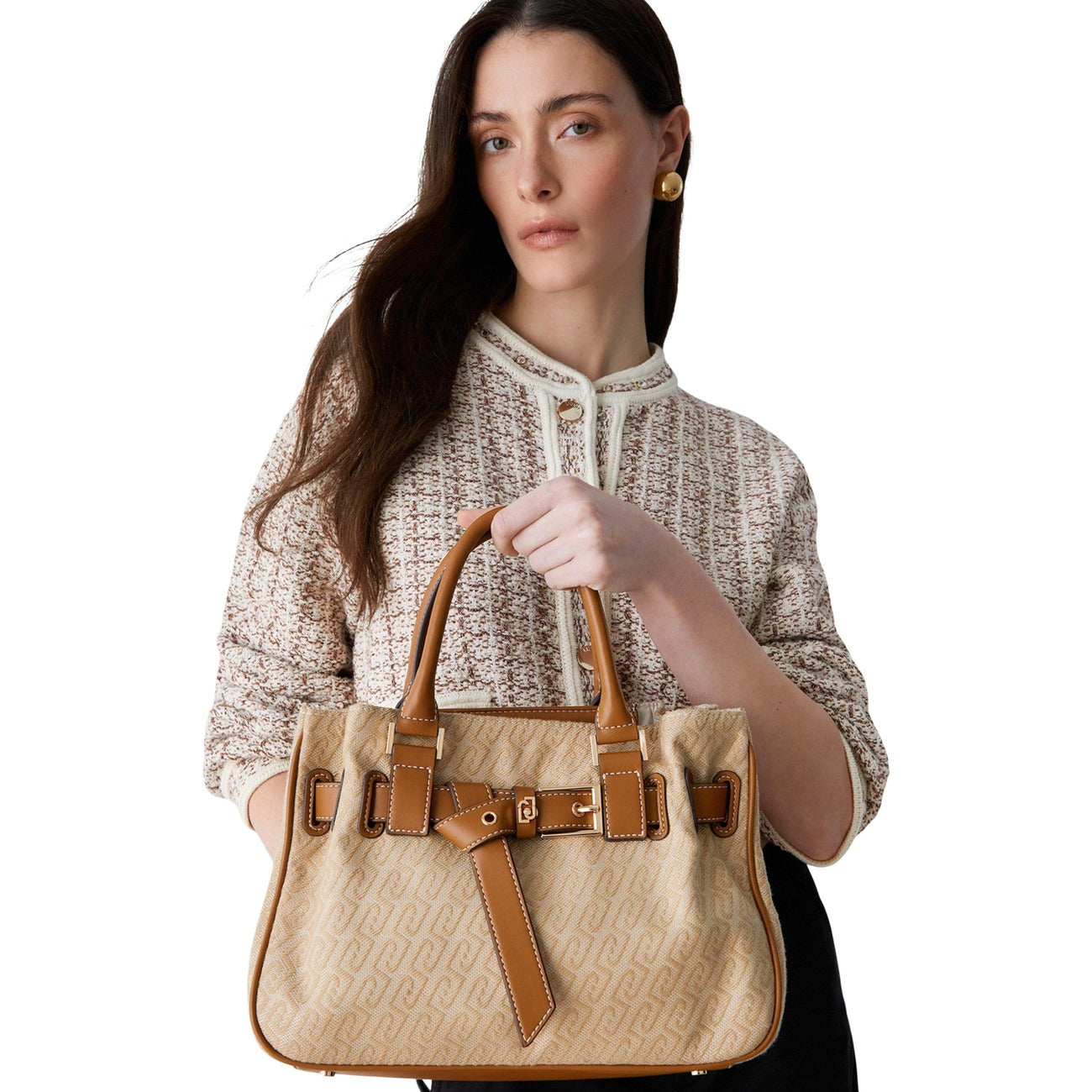 Borsa Liu Jo S Tote Monogram; 100% Poliestere con dettagli effetto pelle. Manici rigidi, cintura decorativa metallica, design semi-rigido. Borsa a mano elegante e spaziosa. Indossata da modella 