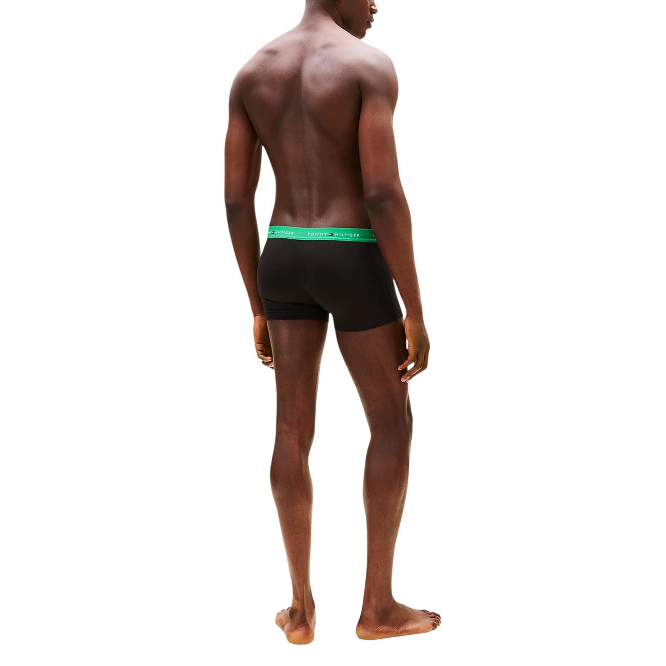 Pack 3 Boxer Trunk Tommy Hilfiger Signature; Nero. 100% Cotone traspirante, proprietà antiumidità, fascia elastica logata. Vestibilità aderente, comfort 4 stagioni, qualità premium. Vista posteriore 