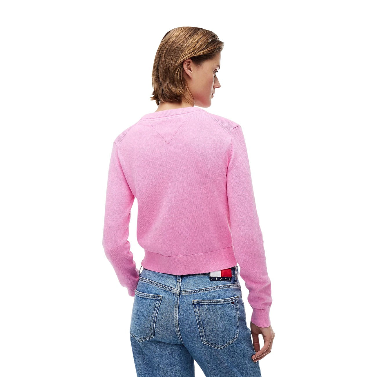 Maglia Tommy Jeans donna rosa DW0DW22930. Pullover girocollo in 100% cotone biologico con logo flag oversize intarsiato sul petto, vestibilità regular e spalle calate, abbigliamento donna autunno inverno.