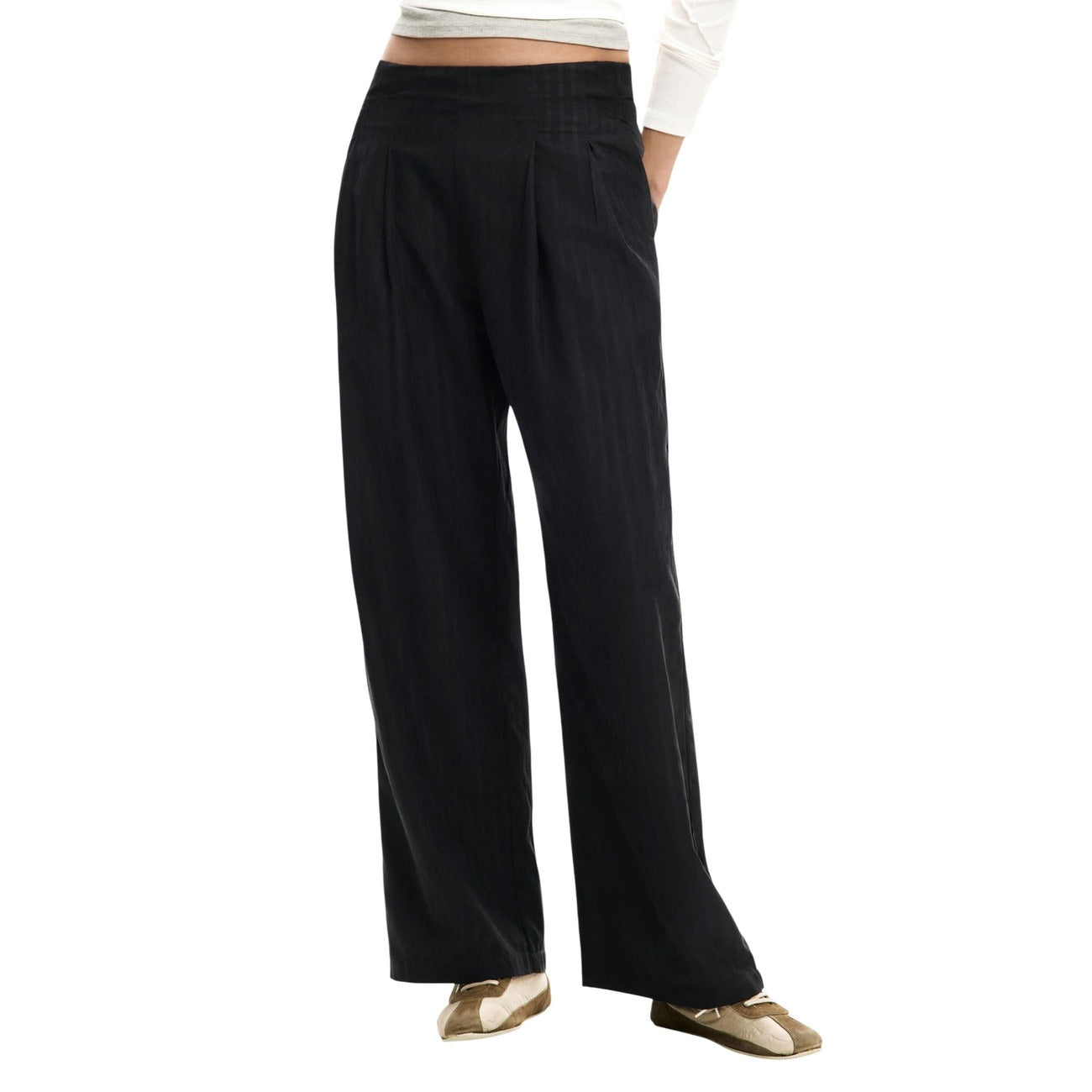 Pantaloni Desigual donna neri lunghi con pinces cerniera tasche 91% poliestere 9% poliammide - vista frontale indossati da modello 