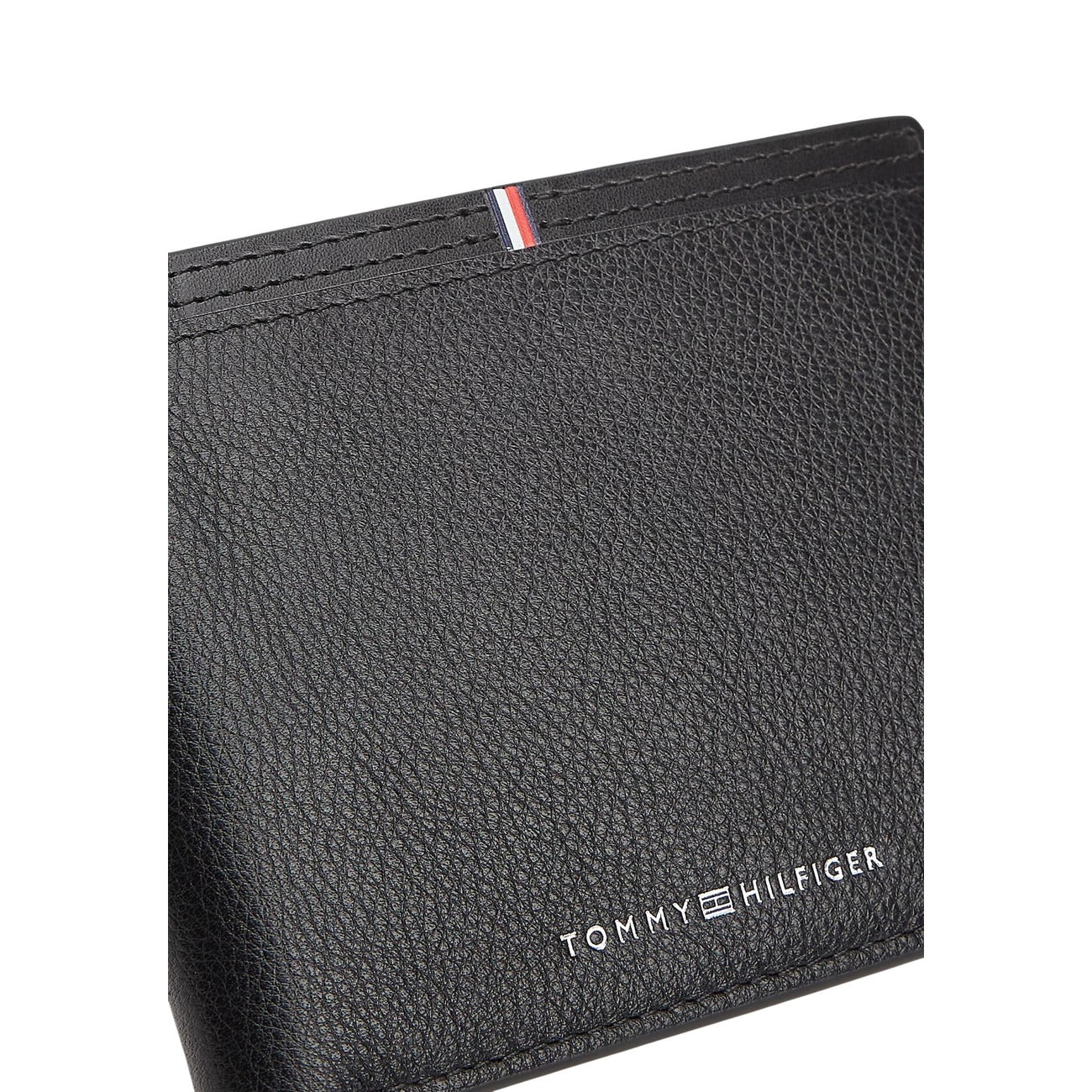 Portafoglio uomo Tommy Hilfiger con portamonete; 100% Pelle. Scomparti multipli, logo in rilievo, banda tricolore. Portafoglio compatto, elegante e funzionale. Colore nero 