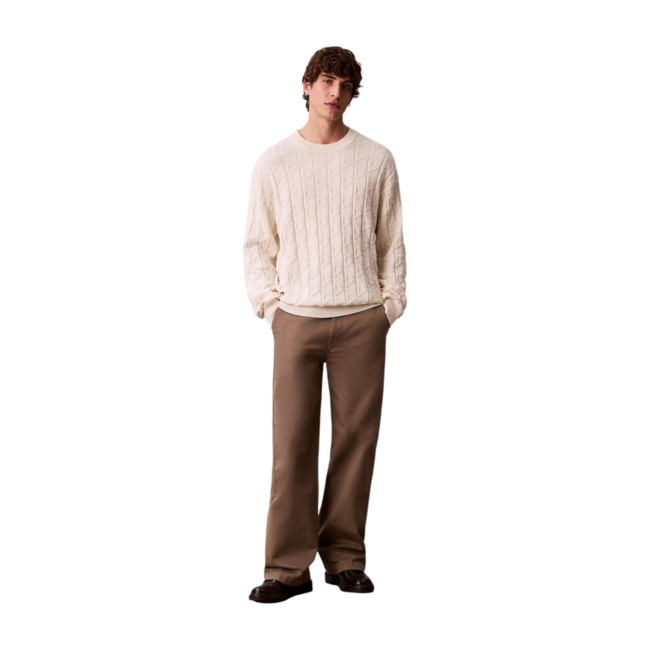 Maglione Relaxed Calvin Klein; Logo All-Over. 100% Cotone. Girocollo, finiture a costine, vestibilità comoda. Design d'autore minimale e ricercato. Vista frontale Figura intera