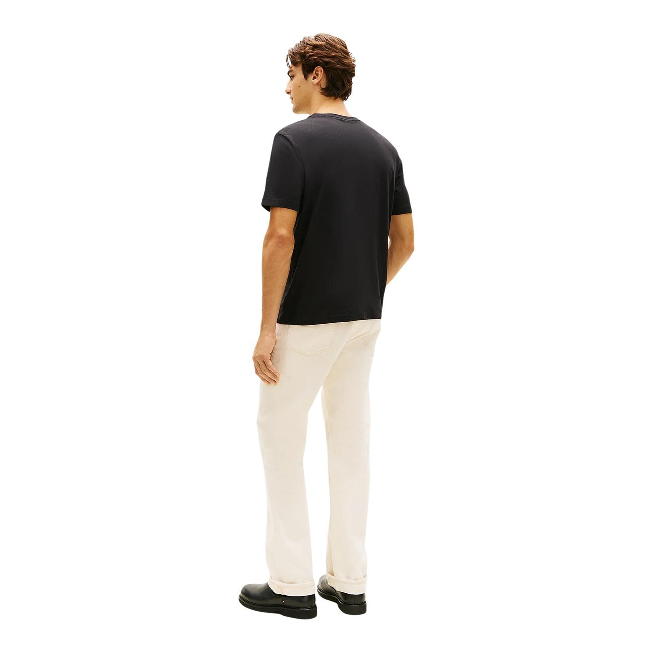 T-shirt Tommy Hilfiger Nera; 100% Cotone. Maxi logo frontale con Flag, maniche corte, vestibilità regular. Girocollo a costine, tessuto morbido e resistente, stile casual iconico. Vista posteriore 