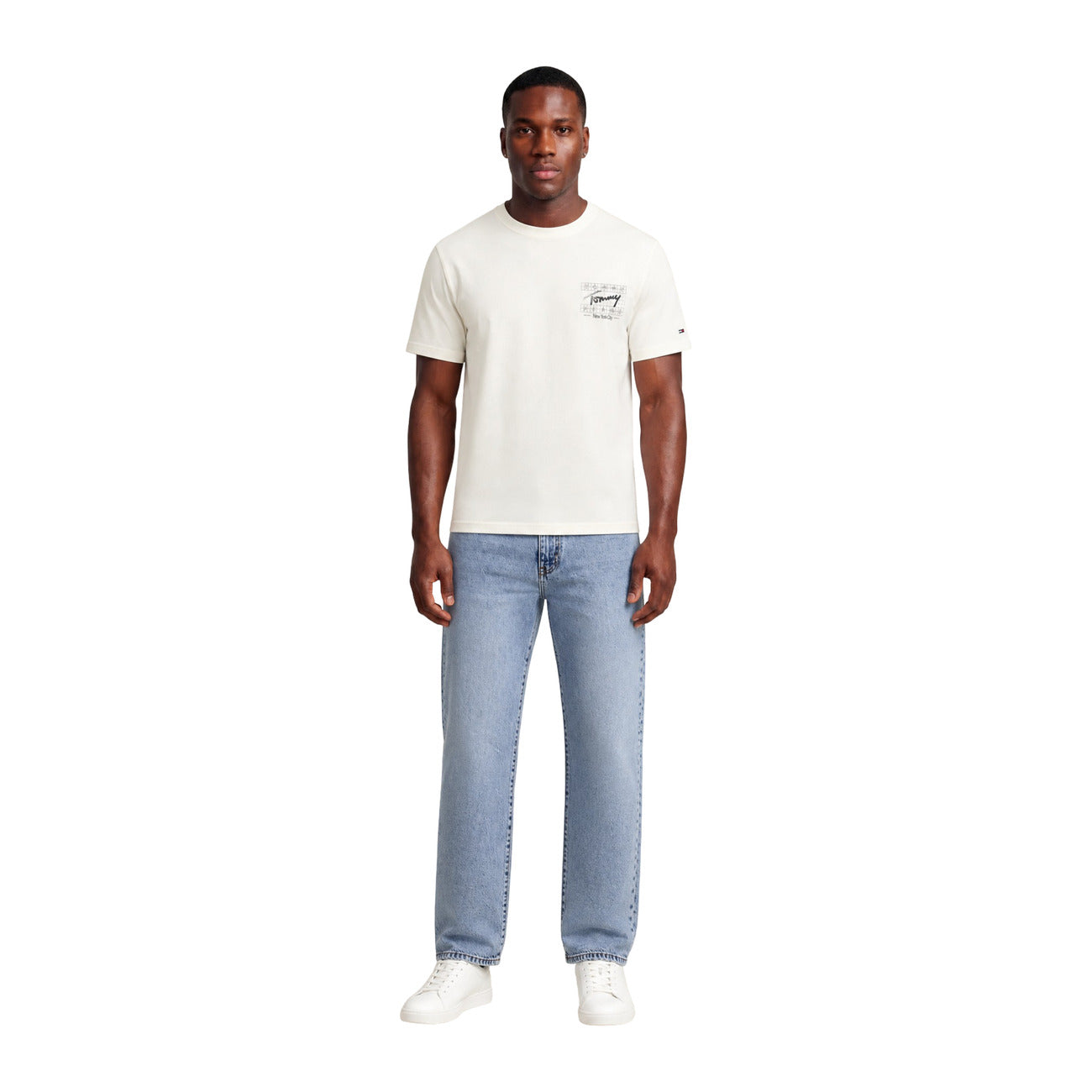 T-shirt Uomo Bianca Tommy Hilfiger Jeans; Cotone Rigenerato. Taglio regular fit, scollo a girocollo e maniche corte. Stampa grafica 'New York City' fronte/retro e micro bandierina sulla manica, stile casual leggero. Figura intera frontale 