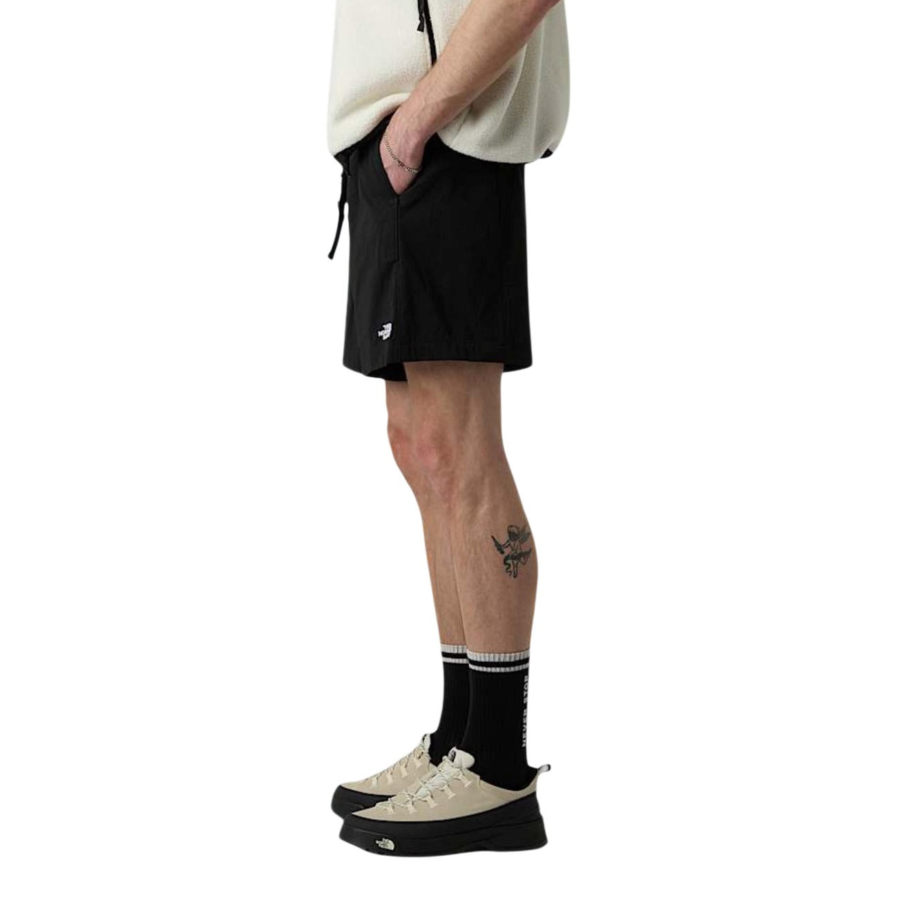 TNF Class V Pathfinder Short; materiale riciclato, idrorepellente, leggermente elasticizzato. Lunghezza 17,8 cm con cintura integrata. Il pantaloncino versatile per natura e città. Vista laterale 