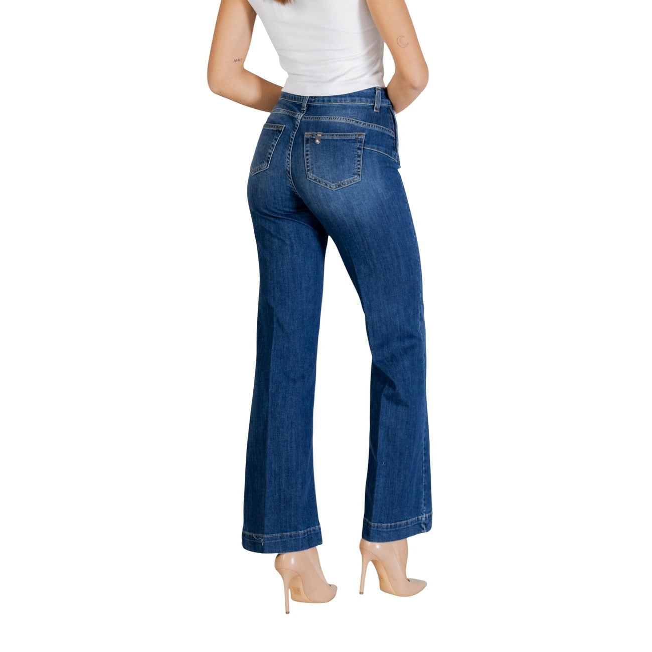 Liu-Jo Jeans Flare Button H.W.; denim a zampa con effetto push-up, vita alta e chiusura laterale distintiva. Mix di cotone ed elastam per un comfort stretch sofisticato. Vista posteriore 