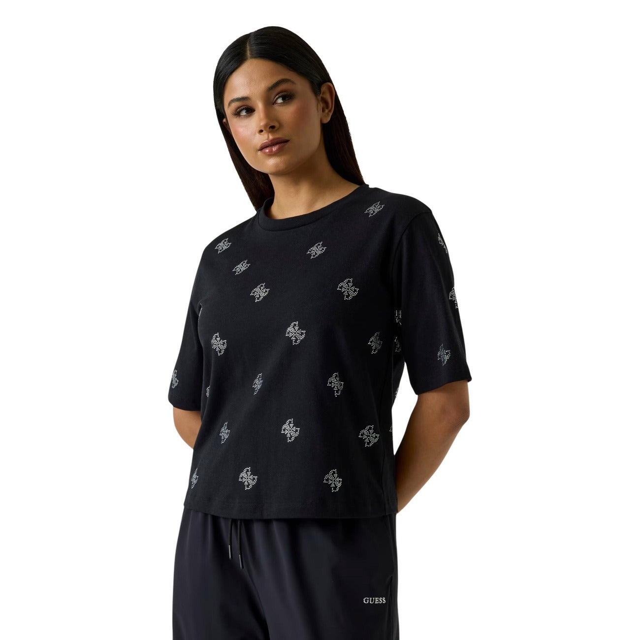 T-shirt Guess Silvy Nera; 100% Cotone. Motivo 4G con microstrass, vestibilità ampia (wide fit), scollo tondo. Capo versatile della linea Guess Active, stile glamour-casual. Vista frontale 