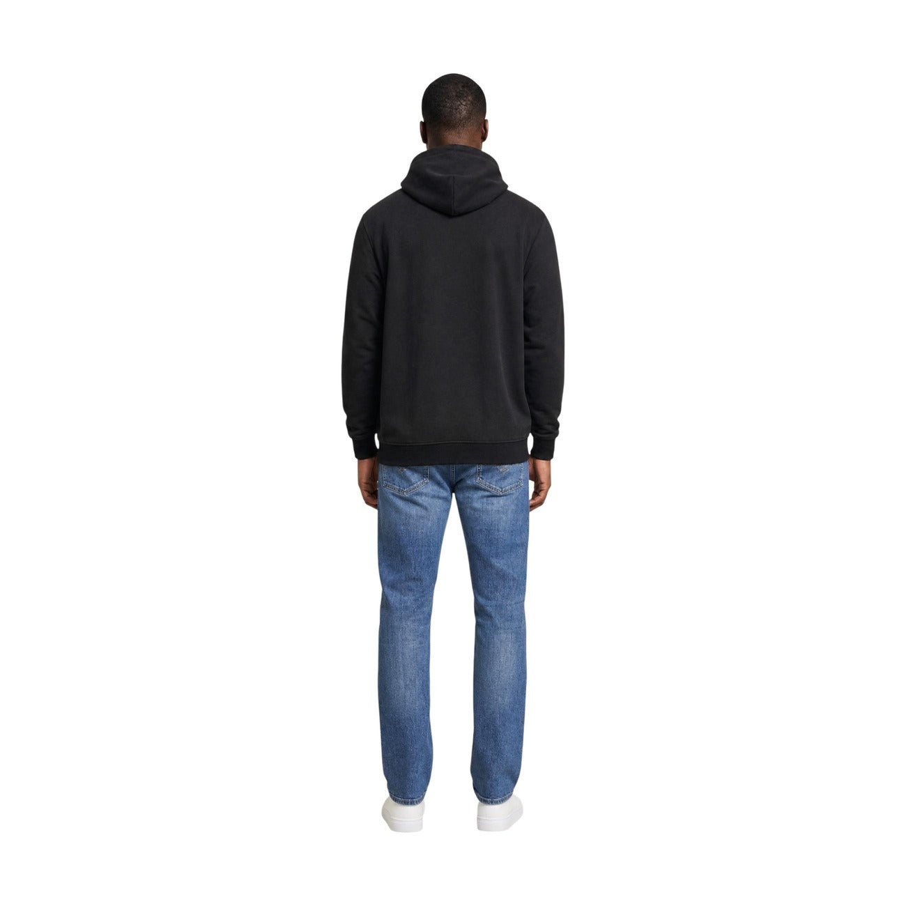 Felpa Nera Tommy Jeans; 100% Cotone Rigenerato. Cappuccio con coulisse, tasca a marsupio, logo ricamato. Morbida, sostenibile e versatile. Il must-have per la mezza stagione. Vista posteriore figura intera 