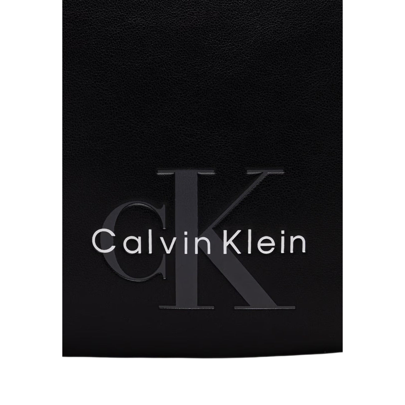 Borsa Monospalla Uomo Calvin Klein Sling; Nero. 100% Poliuretano, doppia tasca zippata, tracolla regolabile in nastro con lettering a contrasto. Dimensioni verticali (17x28 cm), stile casual-urban 4 stagioni. Dettaglio logo 