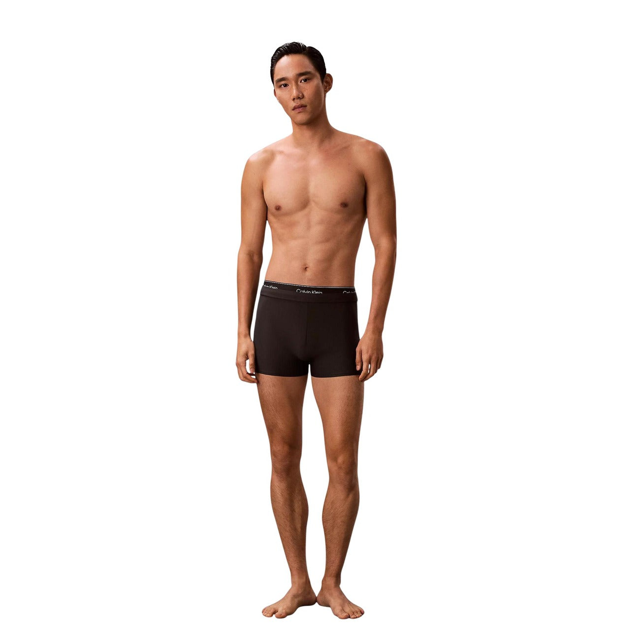 Slip Mare Calvin Klein Vita Media; Nero. Jersey di nylon elasticizzato "Quick Dry". Doppia fascia logata tono su tono, interamente foderato, tessuto anti-umidità Figura intera 