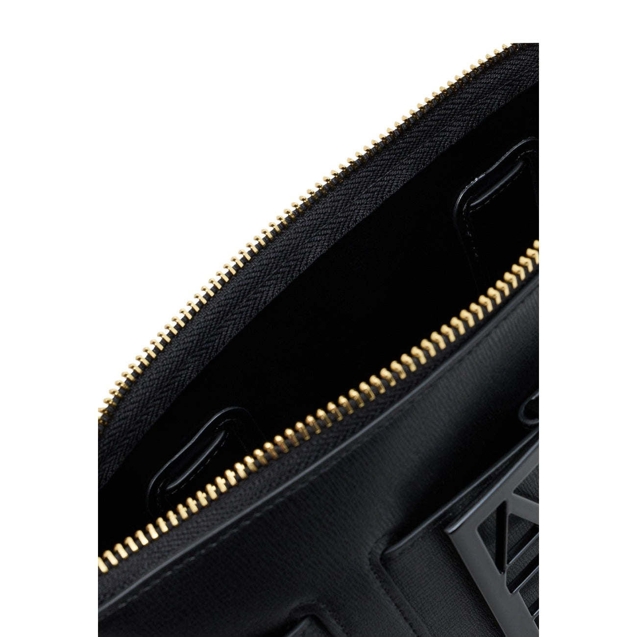 Borsa a spalla Armani Exchange nera 942907 0A874. Mini bag da donna nera in ecopelle con logo 3D a rilievo, dettagli e tracolla con elementi oro e chiusura zip, borsa casual ed elegante 4 stagioni.
