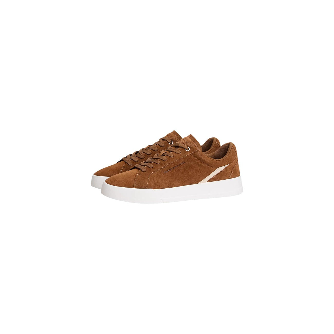 Sneakers Beige Tommy Hilfiger; 100% Camoscio. Suola in gomma, soletta rimovibile, logo impresso. Eleganti, morbide e traspiranti. La sneaker neutra definitiva per ogni occasione.