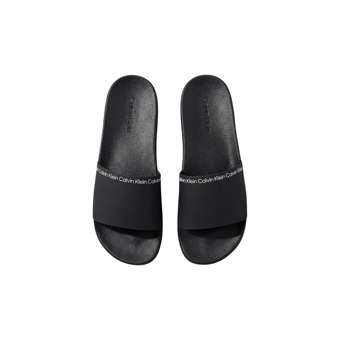 Ciabatte Calvin Klein Pool Slides; Nero. 100% Poliuretano Riciclato. Fascia con logo, plantare ergonomico, suola 2 cm. Leggere, resistenti ed ecosostenibili. Dall’alto frontale 