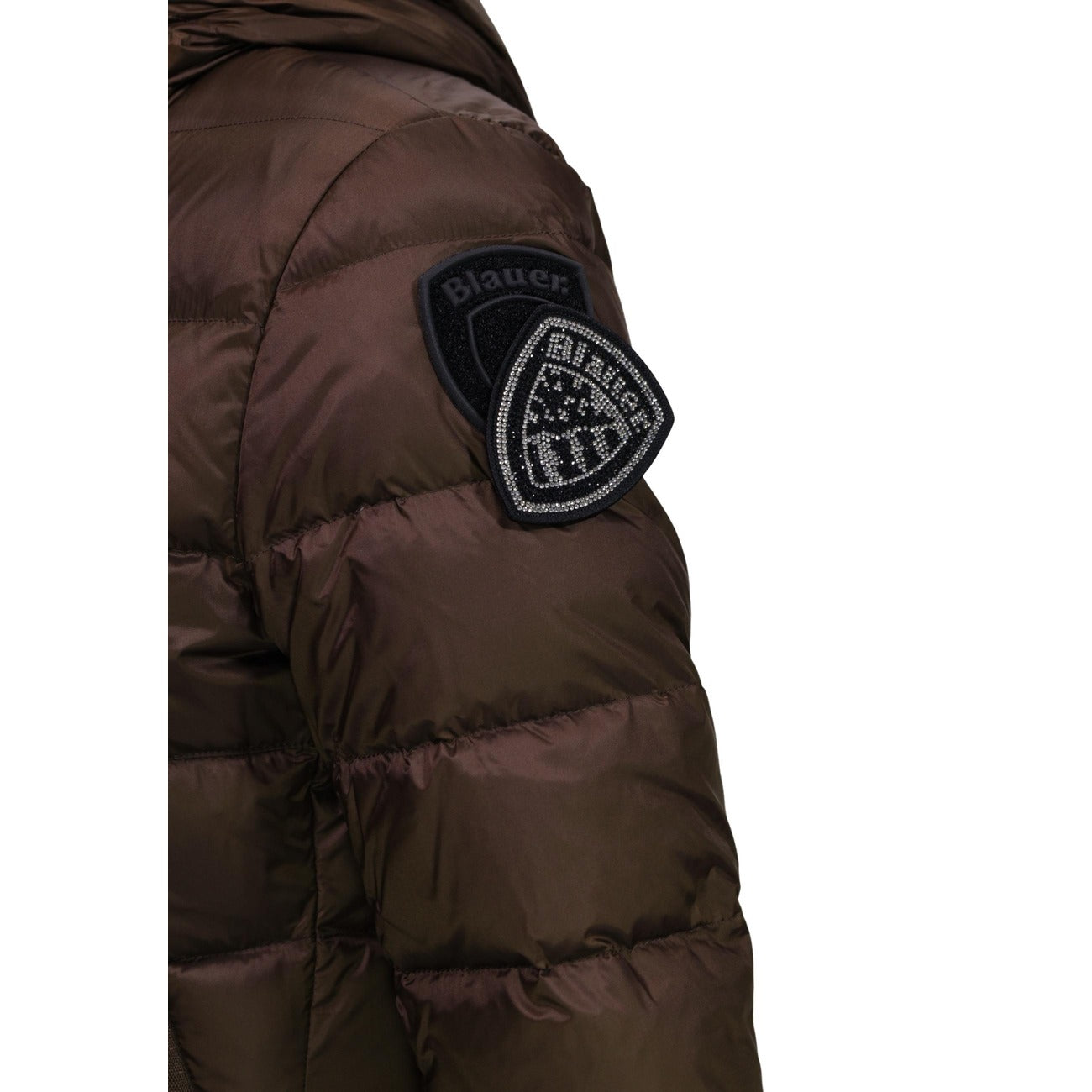 Piumino donna Blauer marrone Charme 26WBLDC03037. Giubbotto corto da donna marrone slim fit trapuntato orizzontale con cappuccio avvolgente, zip doppio cursore e logo Blauer su petto e manica, giacca invernale calda e casual chic.