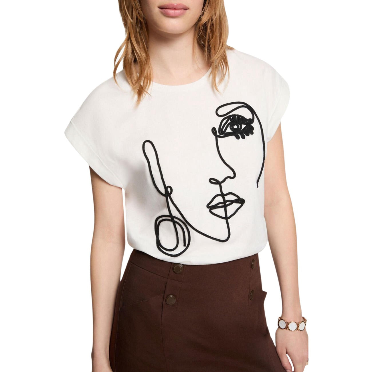 T-shirt Morgan De Toi Djojo; 100% Cotone. Stampa artistica linea continua, vestibilità oversize, maniche risvoltate. Morbida, traspirante e iconica. Stile Primavera/Estate. Indossata da modella 