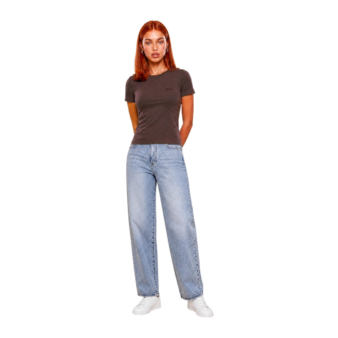 T-shirt Guess Active donna marrone modello V6YI02 K4259. Maglietta a maniche corte slim fit in jersey di viscosa stretch con scollo tondo e logo Guess ricamato sul davanti, t-shirt sportiva leggera e casual per il tempo libero e l'allenamento.