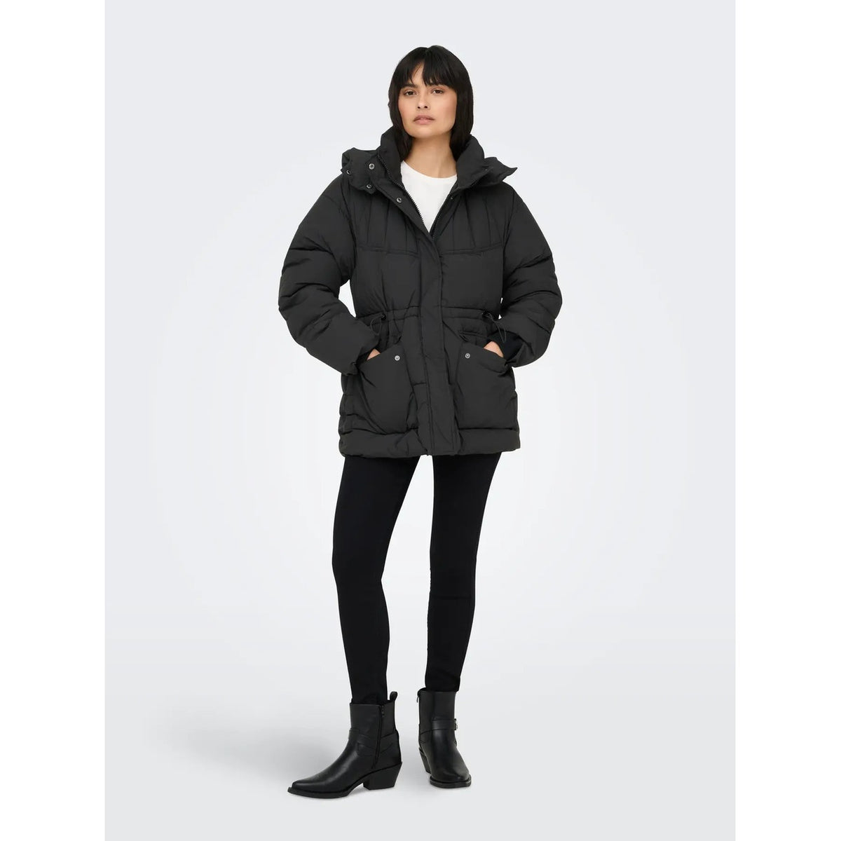 Piumino nero donna Only – Giacca invernale con cappuccio e vita regolabile 15366707.