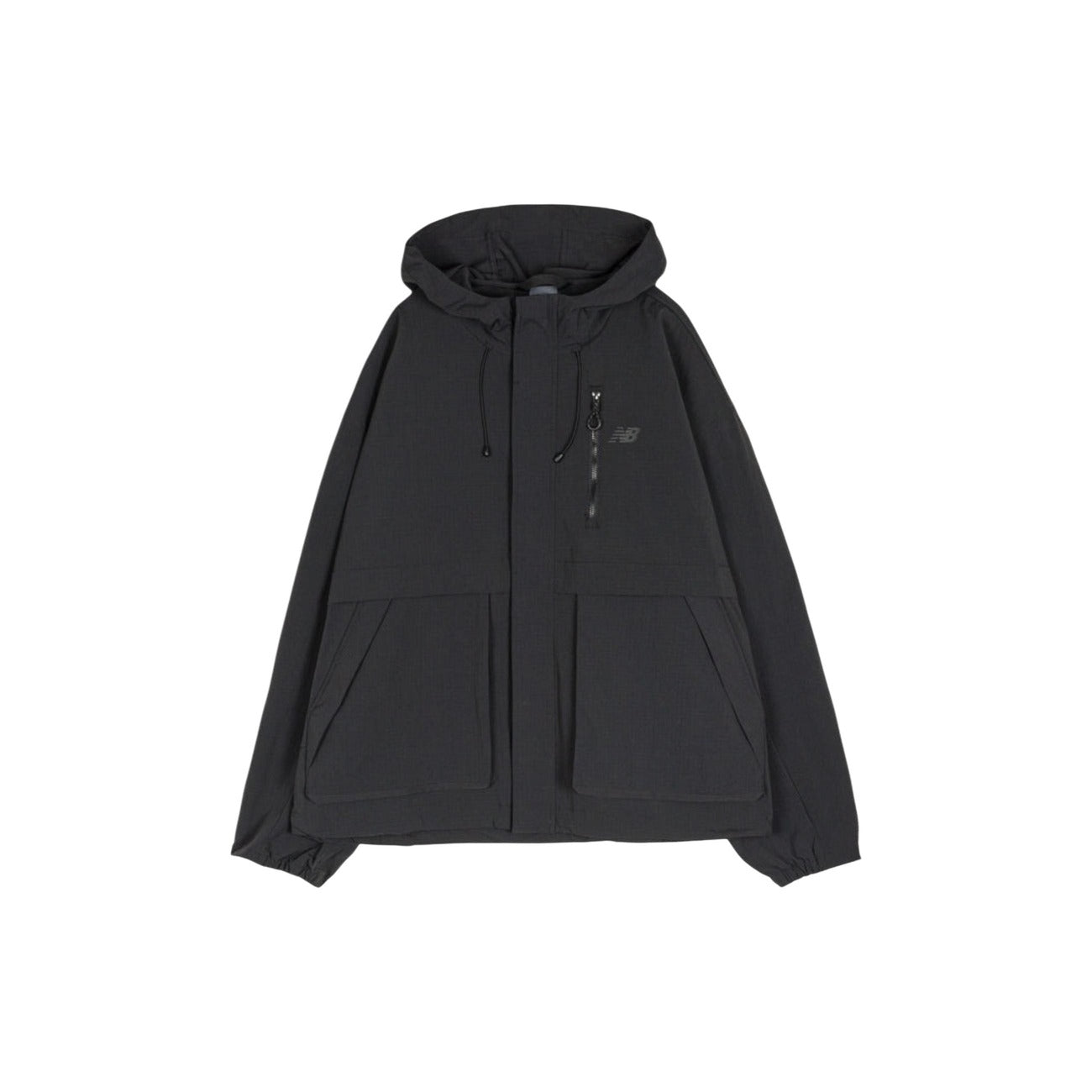 Giacca New Balance Ripstop; 100% nylon antistrappo, cappuccio regolabile. Zip con patta, 3 tasche esterne, polsini elastici. Leggera, antivento e resistente per le mezze stagioni. Vista frontale 