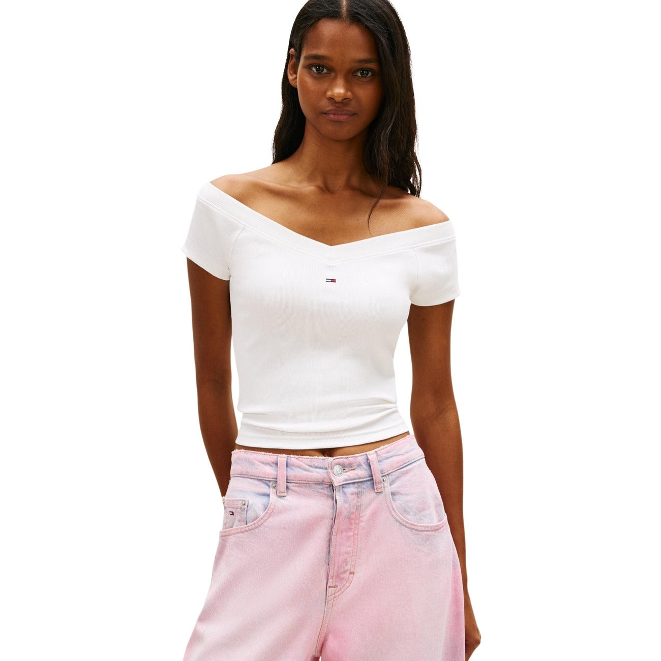 T-shirt Slim Fit scolllata a V; taglio corto, morbida al tatto, logo ricamato. Colore tinta unita Colore bianco. Vista frontale 