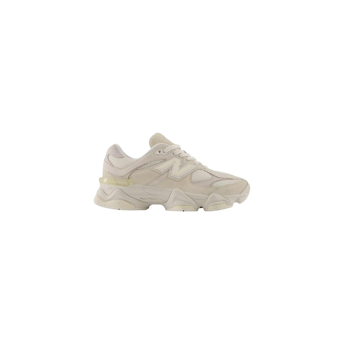 Sneakers New Balance GC9060ER beige unisex. Scarpe da ginnastica casual e fashion stile 9060 con tomaia in camoscio e materiale sintetico, suola alta scultorea e sagomata, scarpe comode 4 stagioni per outfit streetwear.