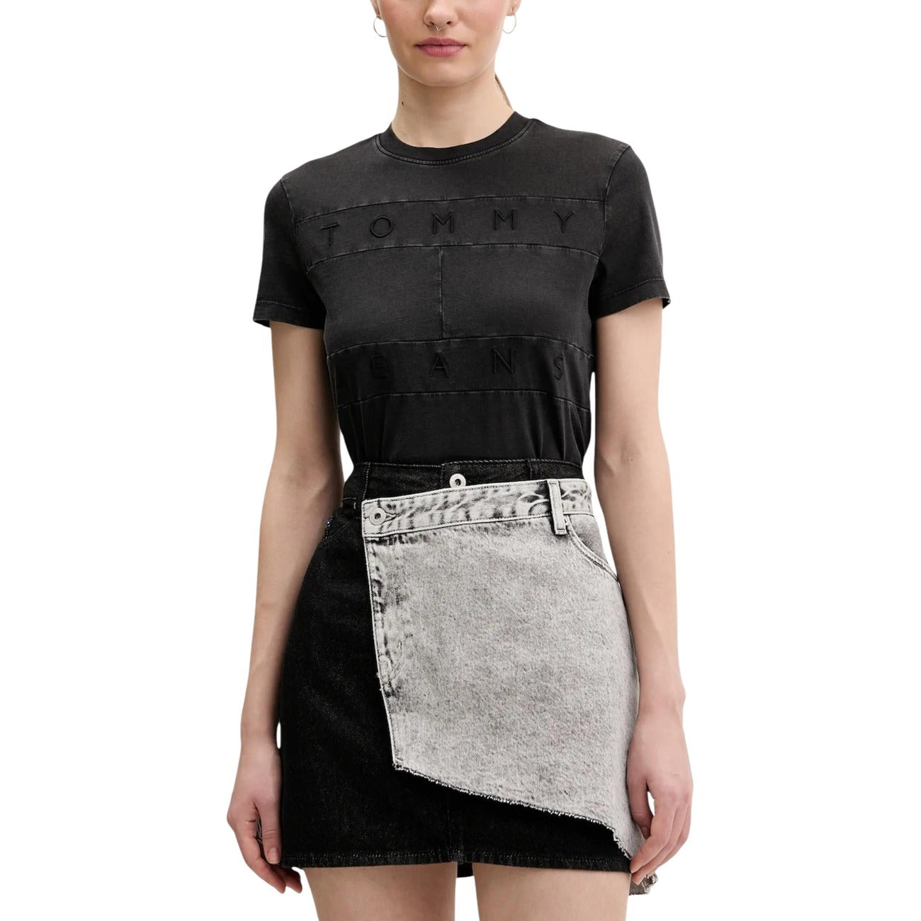 T-shirt Tommy Hilfiger Jeans donna nera manica corta scollo tondo 100% cotone - vista frontale indossata da modello figura intera