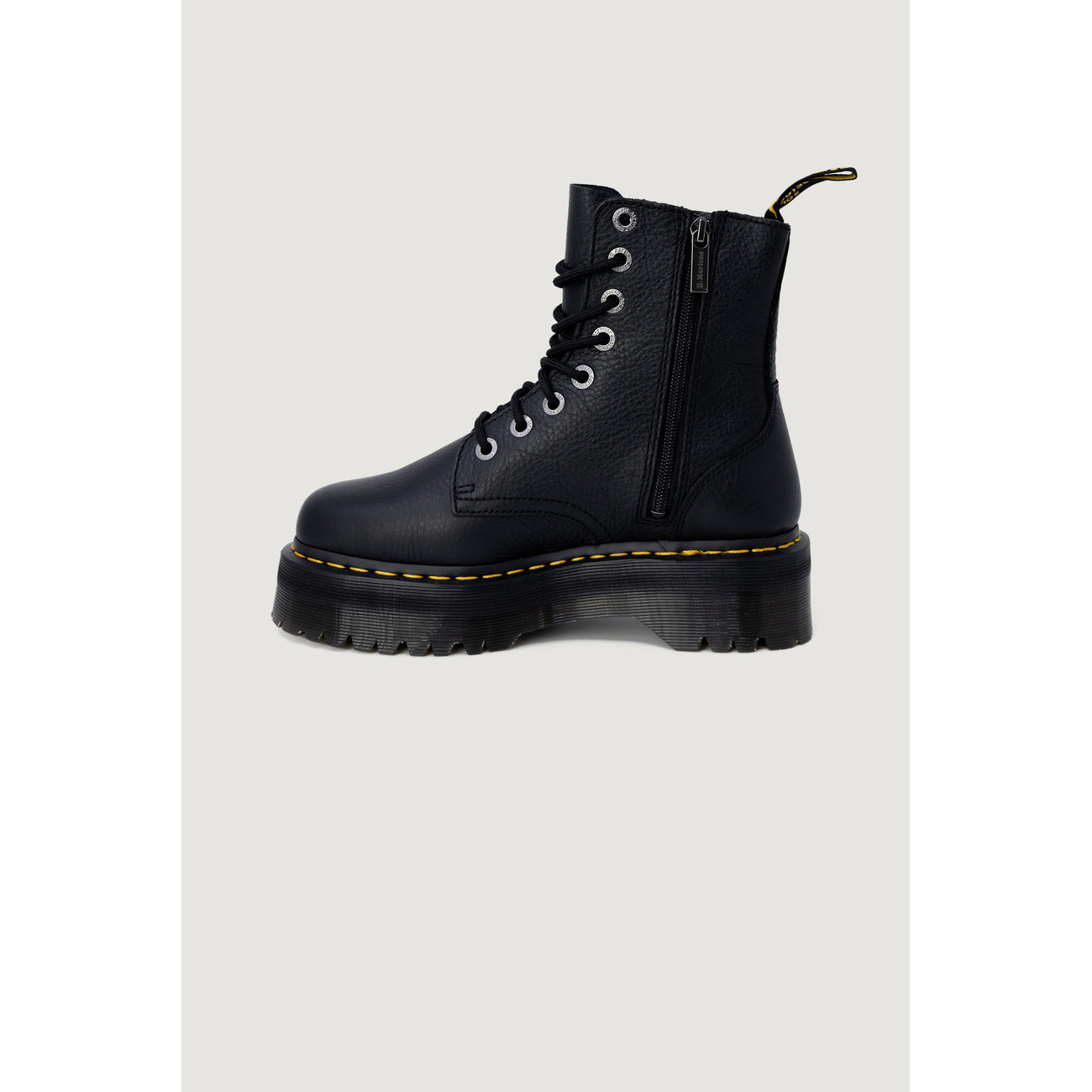 Anfibi platform Dr Martens Jadon 3 pelle Pisa nero. Stivaletti alti con zeppa alta, pelle nappa bottalata morbida con finitura cerosa, cerniera laterale e impunture gialle Dr Martens.