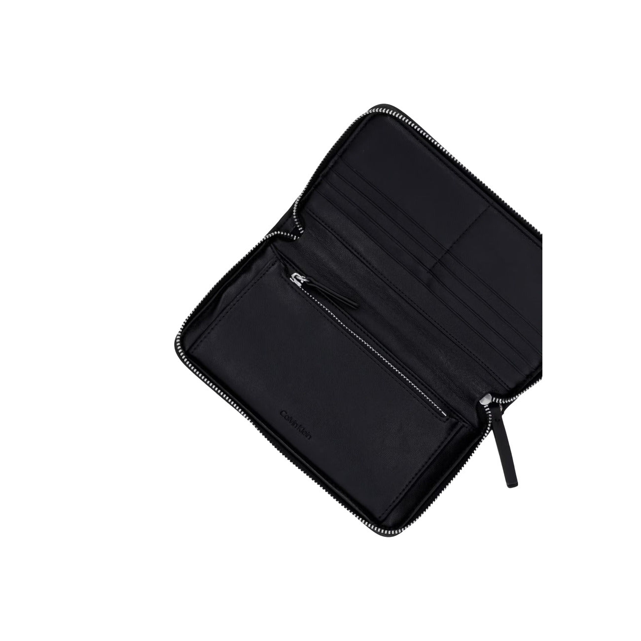 Portafoglio Porta Passaporto Donna Calvin Klein; Nero. Esterno in twill jacquard, interni in similpelle, chiusura con zip-around e blocco RFID antifrode. Scomparti interni per tessere, monete e biglietti aerei. Dimensioni: 19x11 cm. Vista aperta 
