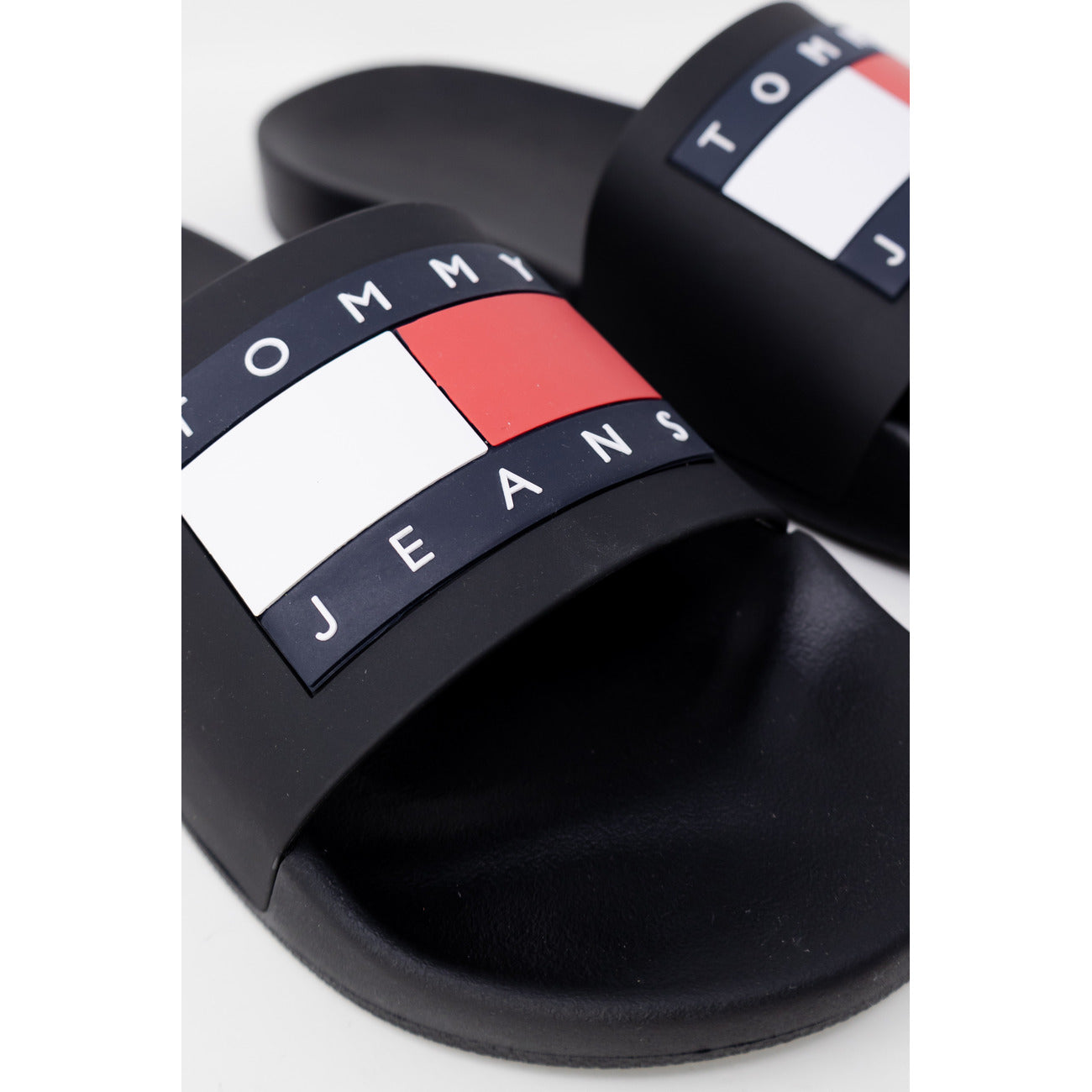 Ciabatte Tommy Jeans Pool Sli; 100% Poliuretano. Colore nero, logo Tommy hilfiger, struttura leggera. Slide uomo idrorepellenti e confortevoli per la PE26. Vista frontale 
