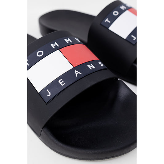 Ciabatte Tommy Jeans Pool Sli; 100% Poliuretano. Colore nero, logo Tommy hilfiger, struttura leggera. Slide uomo idrorepellenti e confortevoli per la PE26. Vista frontale 