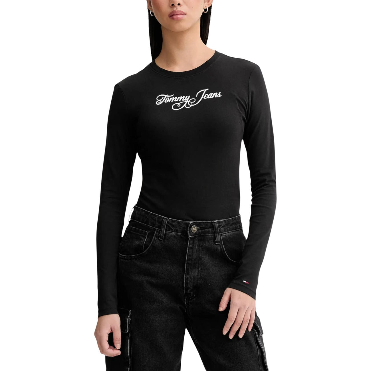 Maglia manica lunga Tommy Jeans; 100% cotone jersey, slim fit, maniche extra lunghe. Dettaglio ricamo, colore nero, lunghezza normale. Colore nero 