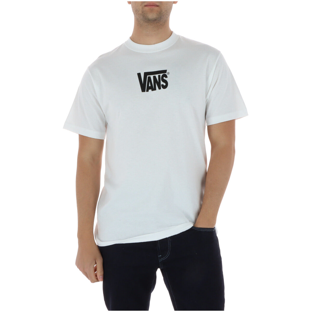 Vans Stretch Logo Tee; 100% cotone, logo frontale, vestibilità rilassata. La t-shirt iconica e versatile per il tempo libero e lo skate. Colore bianco vista frontale 