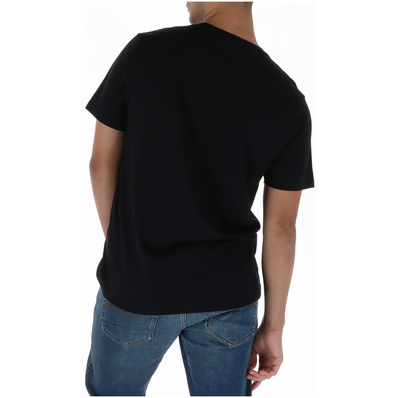 T-shirt Psycho Bunny Nera; 100% Cotone Pima. Fit studiato, spalle termosaldate, logo ricamato. Prodotta in Perù. Basic di alta gamma traspirante e indeformabile. Lavabile a 30°. Vista posteriore 