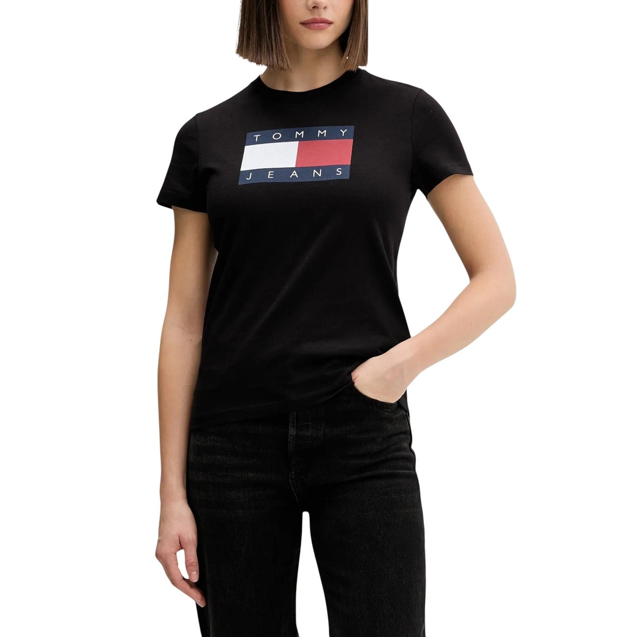 T-shirt Tommy Jeans; 100% Puro Cotone. Regular fit, logo bandiera tono su tono, jersey leggero. Maglia uomo traspirante e iconica per la stagione PE26. Colore nero vista frontale 