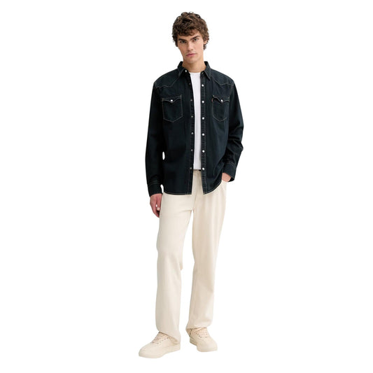 Camicia Uomo Nera Levi's Western; Modello a maniche lunghe in cento per cento cotone tinta unita. Chiusura con bottoni a pressione, tasche frontali con pattina e cuciture in contrasto, stile casual-heritage. Figura intera 