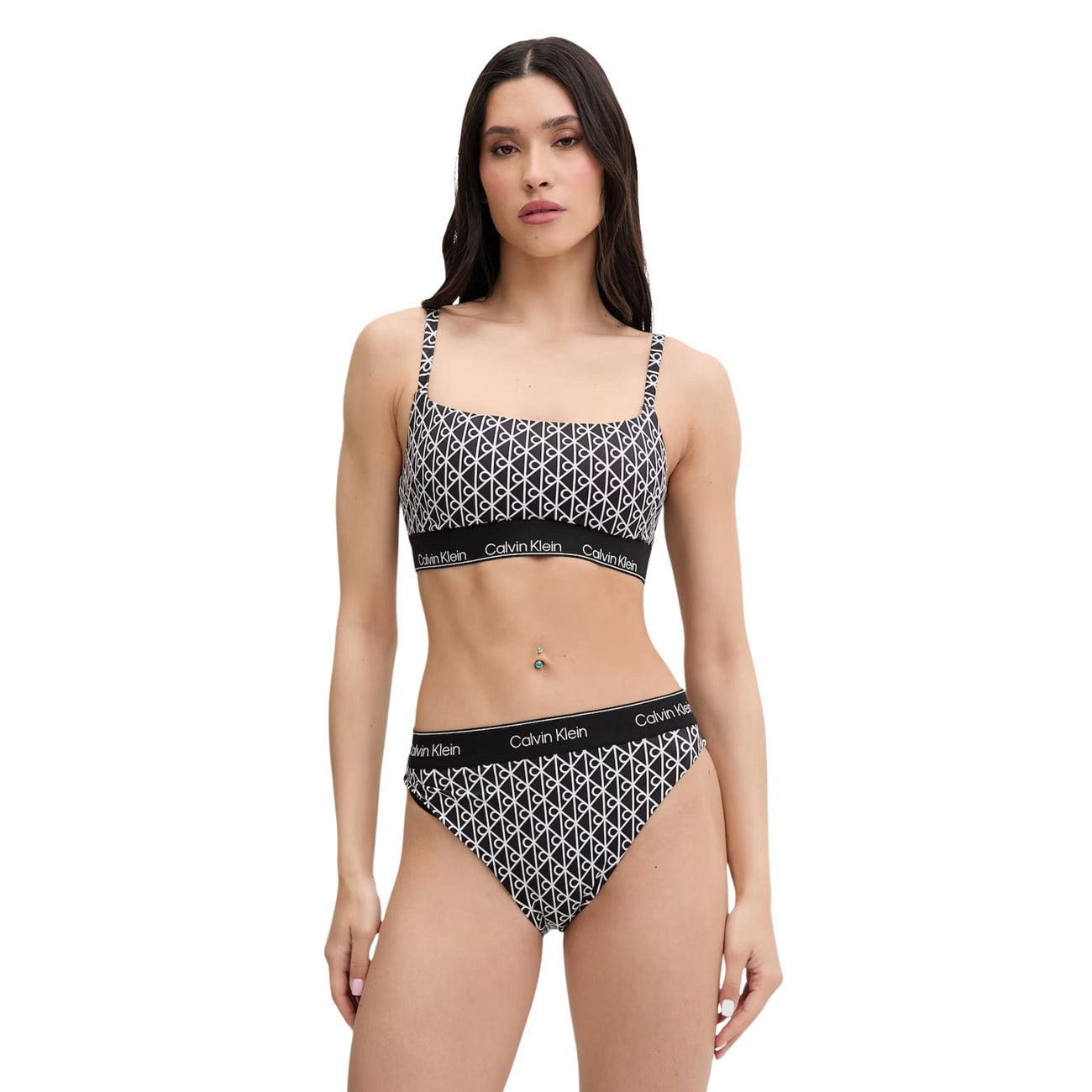 Bralette Bikini CK Jeans; Nero con monogramma bianco. Scollatura quadrata, fascia elastica logata, spalline regolabili. Tessuto stretch riciclato, asciugatura rapida, stile moderno e grafico. Figura intera 