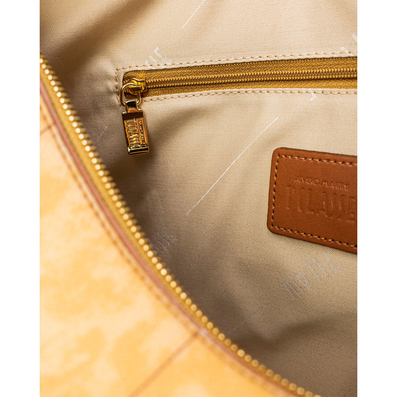 Borsa Hobo Grande Donna Alviero Martini Prima Classe; Beige Geo Classic. 100% Pregiata pelle stampata, chiusura con zip e tracolla regolabile in pelle. Struttura a sacca morbida e capiente (32,5x29,5 cm), stile Heritage. Dettaglio cerniera 