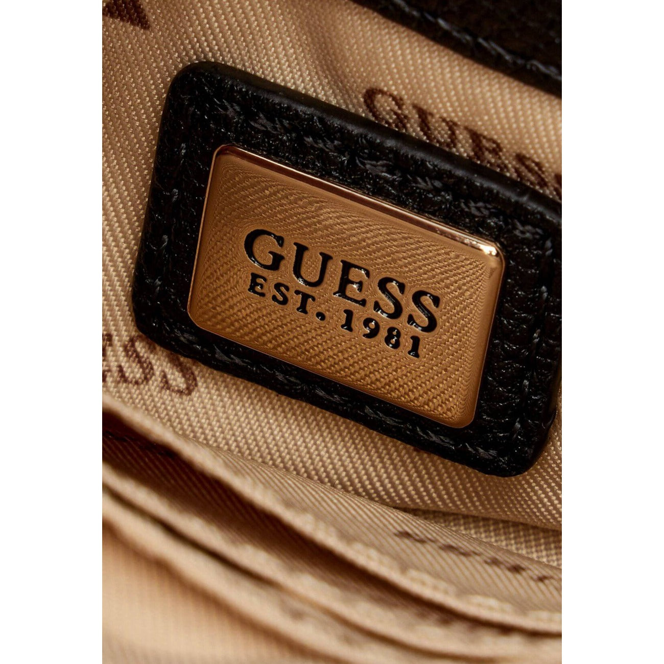 Borsa Guess Noelle II Crossbody; 100% Poliuretano. Motivo monogramma, 3 scomparti interni, dettagli gold. Doppia portabilità (spalla/crossbody), stile contemporaneo e funzionale. Dettaglio logo