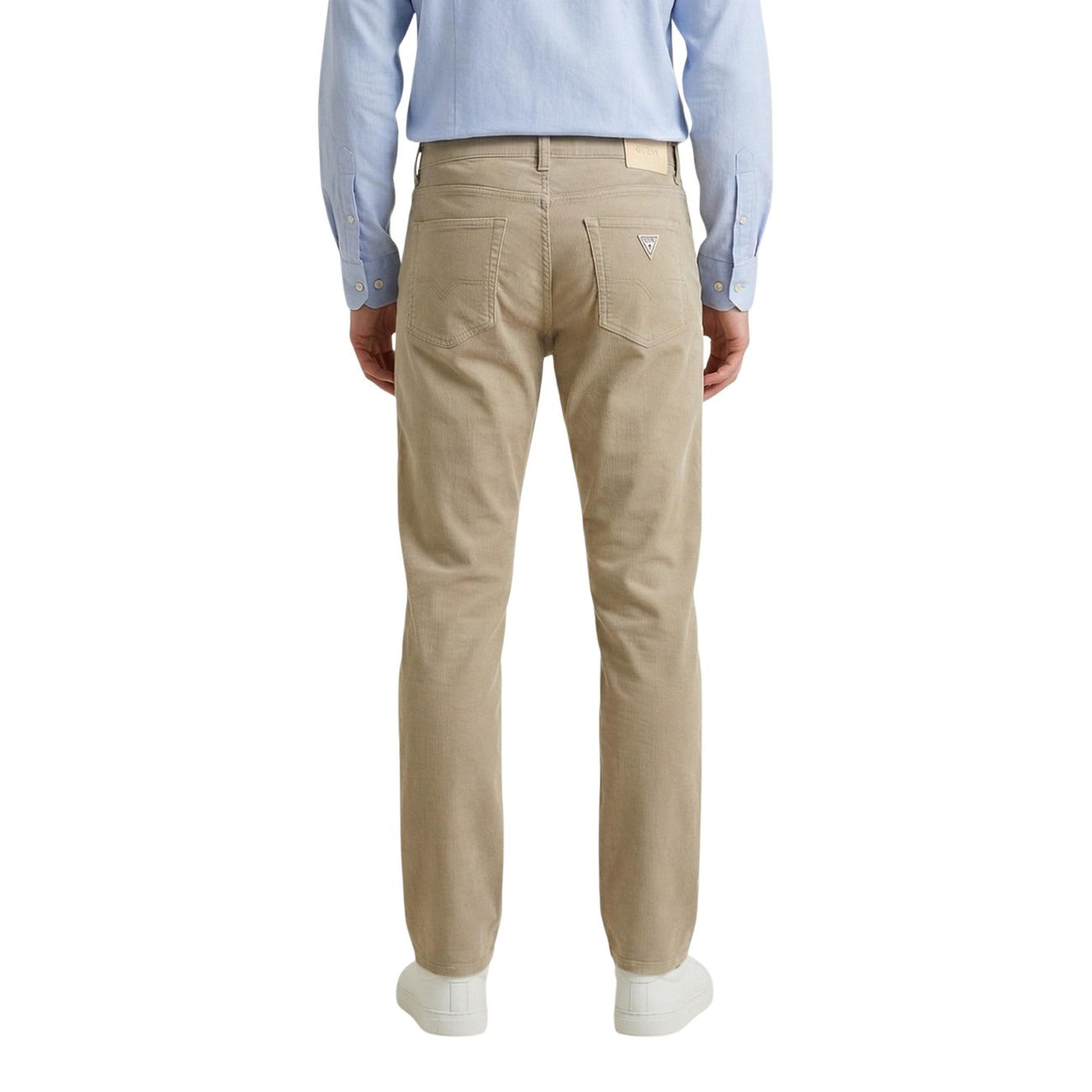 Pantaloni Slim Beige Guess Angels; Cotone Stretch Premium. Modello 5 tasche, vestibilità aderente e flessibile, stile casual-chic. L'indispensabile 4 stagioni per un guardaroba moderno. Vista posteriore 