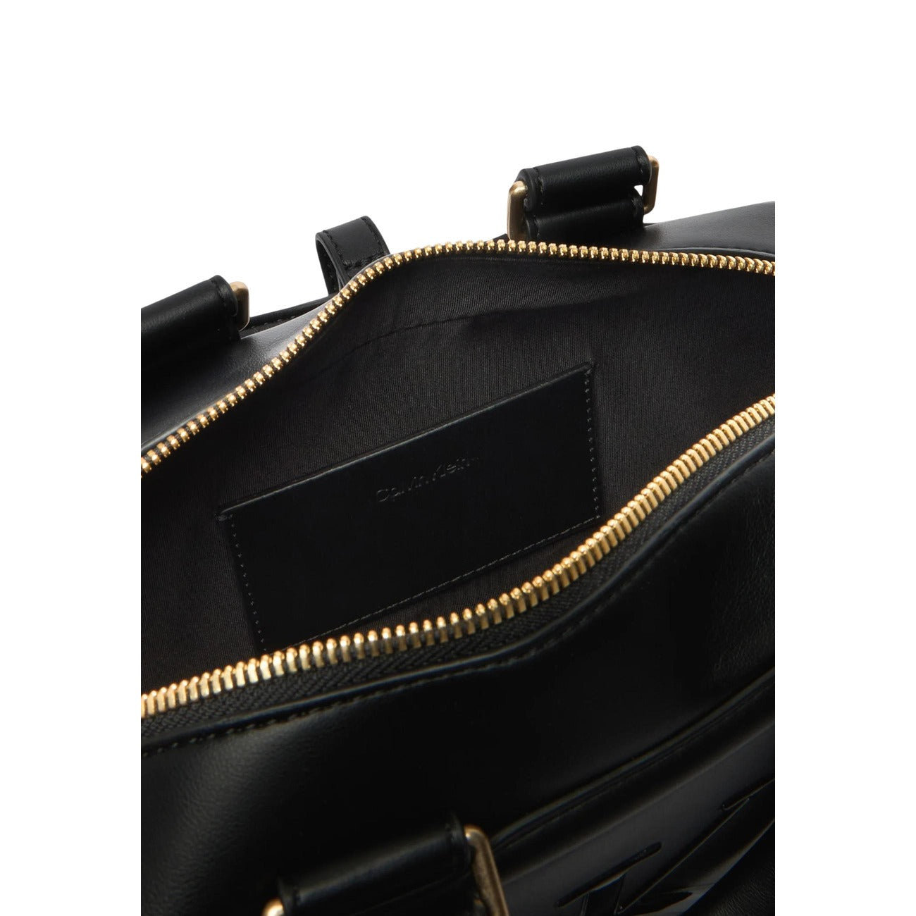 Calvin Klein Bauletto Bold CK; borsa nera piccola in ecopelle con logo monogramma in rilievo, doppia portabilità e chiusura sicura. Stile iconico e versatile per ogni occasione. Vista frontale Apertura cerniera 