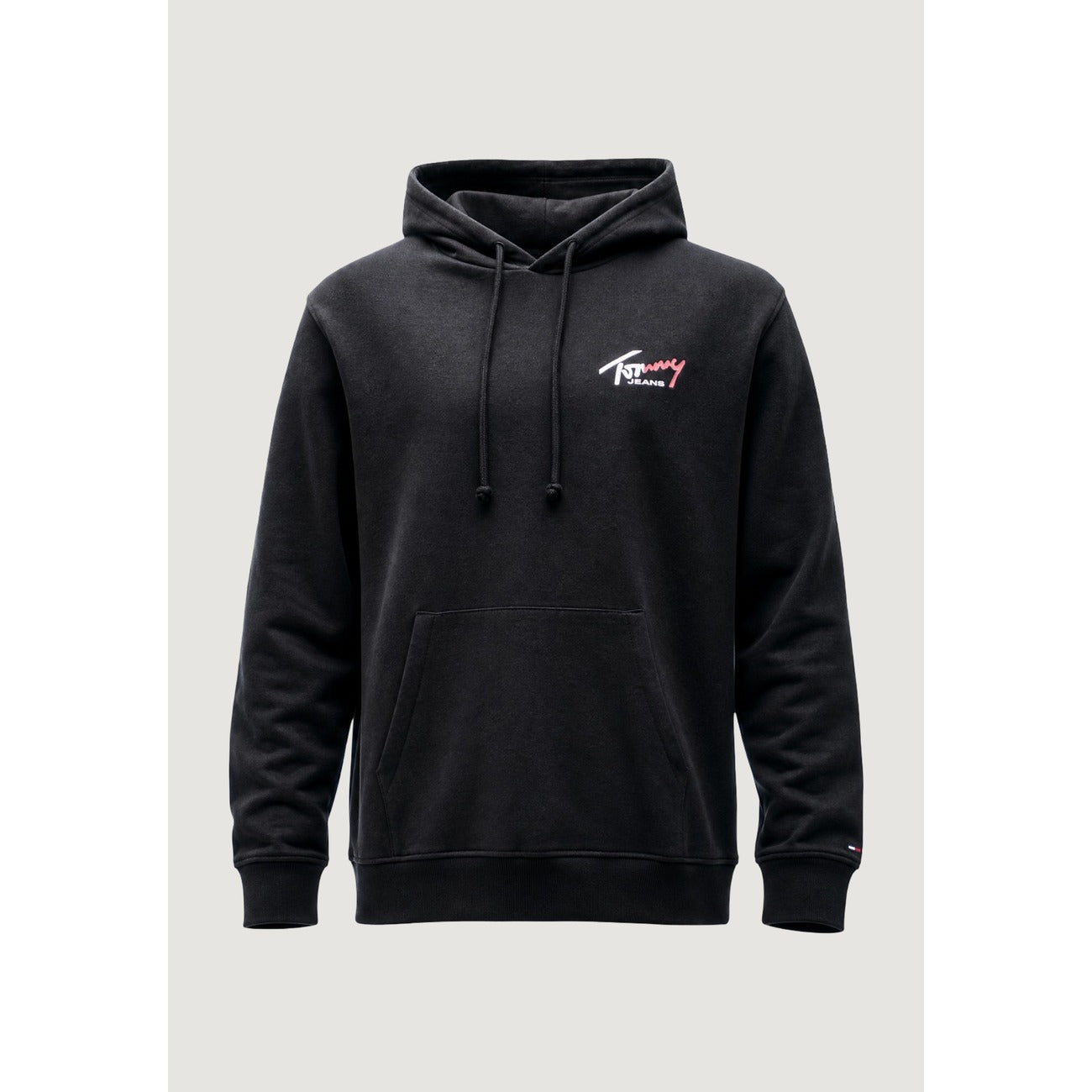 Felpa Nera Tommy Jeans; 100% Cotone Rigenerato. Cappuccio con coulisse, tasca a marsupio, logo ricamato. Morbida, sostenibile e versatile. Il must-have per la mezza stagione.