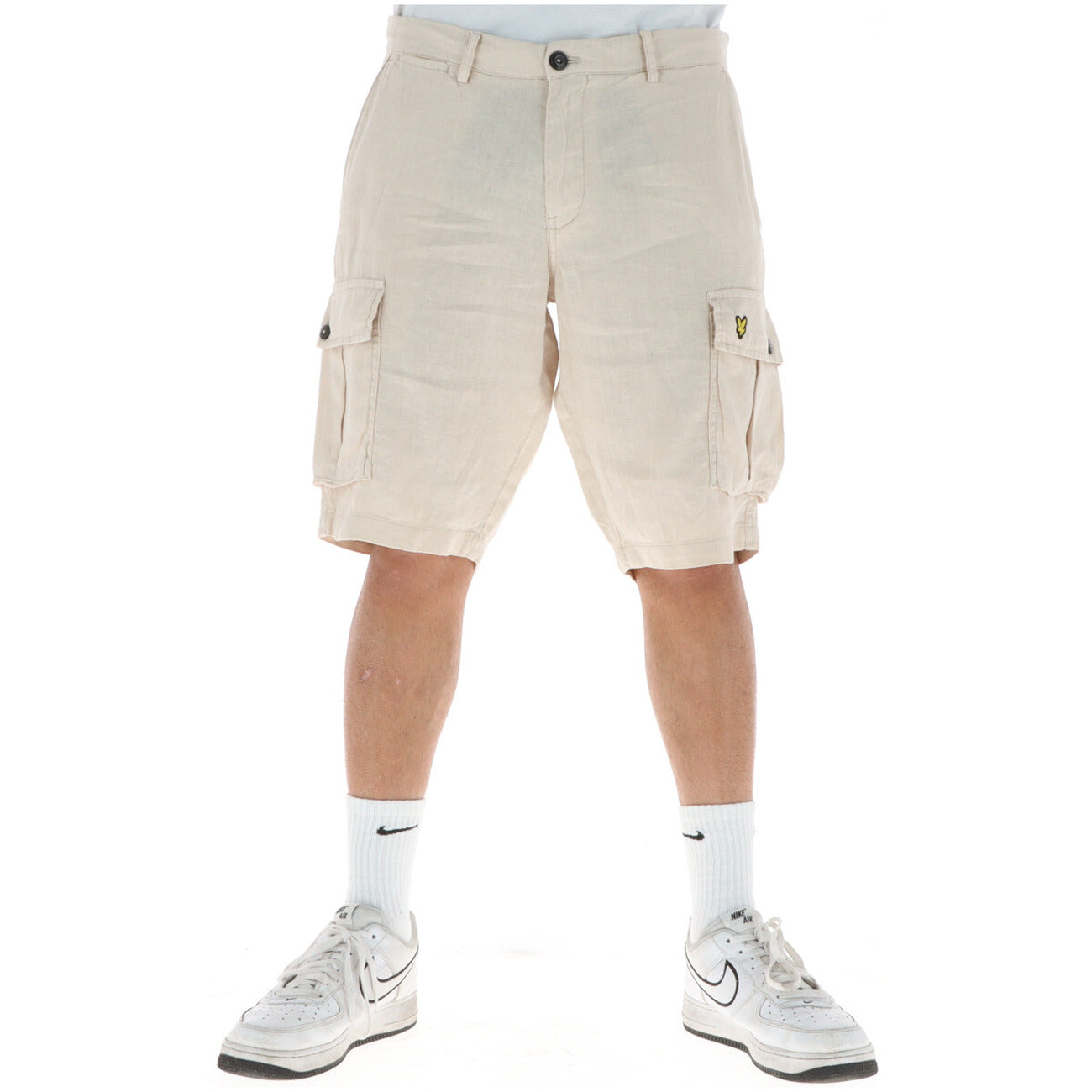 Bermuda Cargo Lyle & Scott 100% Lino; Tasconi laterali, chiusura zip e bottone, logo Golden Eagle. Tessuto naturale traspirante, vestibilità regular. Beige frontale 